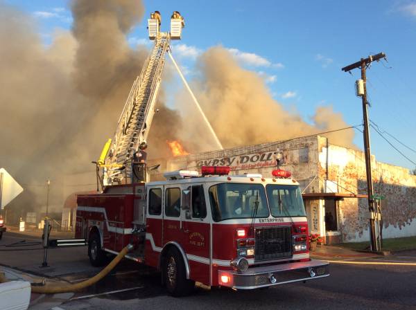 UPDATED @ 12:25 PM. 6:09 AM.   Happening now structure fire in Hartford on commerce street