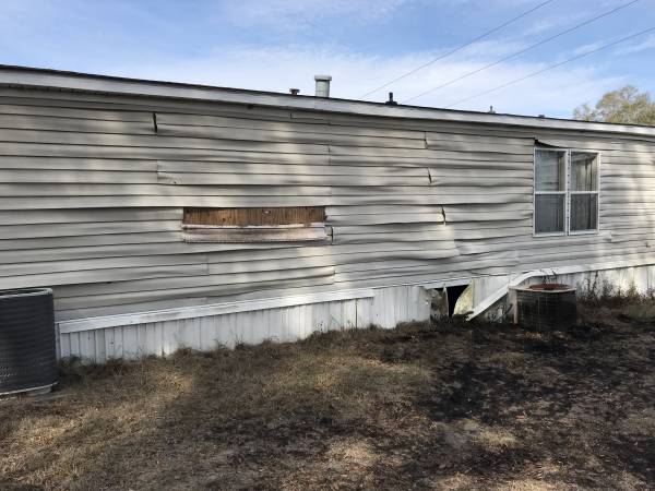 11:00 AM.  Outdoor Fire Endangers Five Houses - Gets A Barn