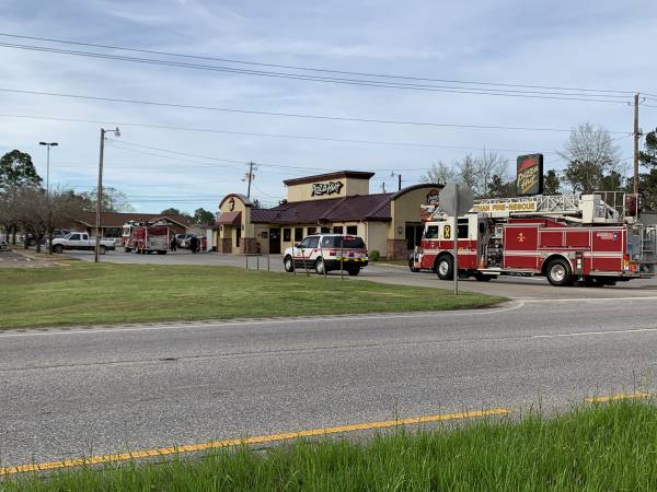 UPDATED @ 5:27 PM.    4:42 PM.   Structure Fire Reported Pizza Hut South - Dothan