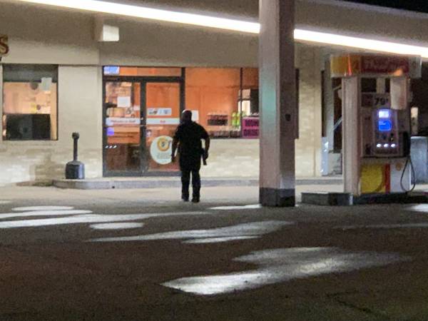 UPDATED @ 12:52 AM     12:15 AM    Dothan Police Surround Shell Station West Main and Montana Street